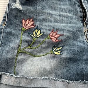 Denizen by Levi’s Embroidered Denim Shorts Size 4